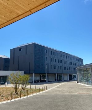 Panneaux de Façade noirs pour le Lycée du Dauphiné, à Romans-sur-Isère (26100)
